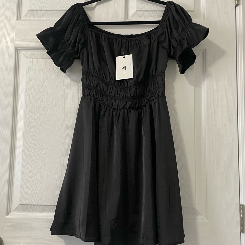 Minx and Moss Black Puff Sleeve Dress